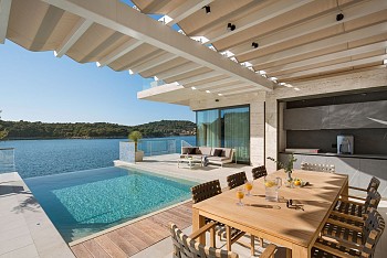 Villa Yoko, Štikovica