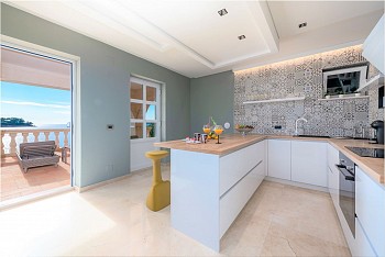 Villa Zion, Lozica