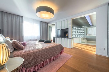 Villa Zion, Lozica