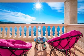 Villa Zion, Lozica