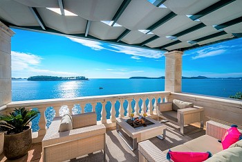 Villa Zion, Lozica