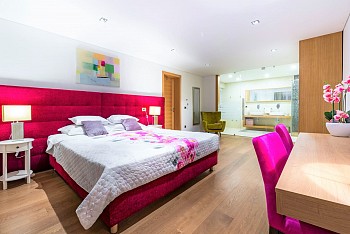 Villa Zion, Lozica