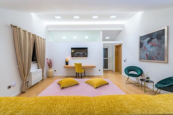 Villa Zion, Lozica
