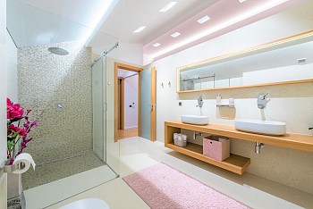 Villa Zion, Lozica