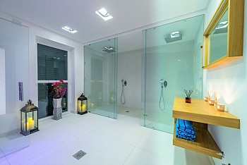 Villa Zion, Lozica