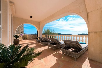 Villa Zion, Lozica