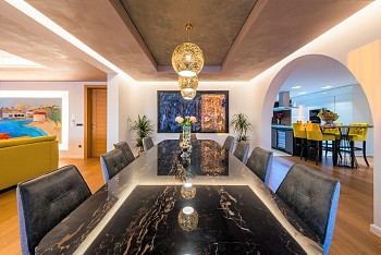 Villa Zion, Lozica
