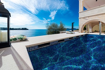 Villa Zion, Lozica
